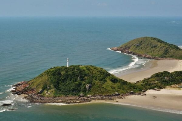 Aventura na Ilha do Mel: Trilhas, Praias e Mergulho
