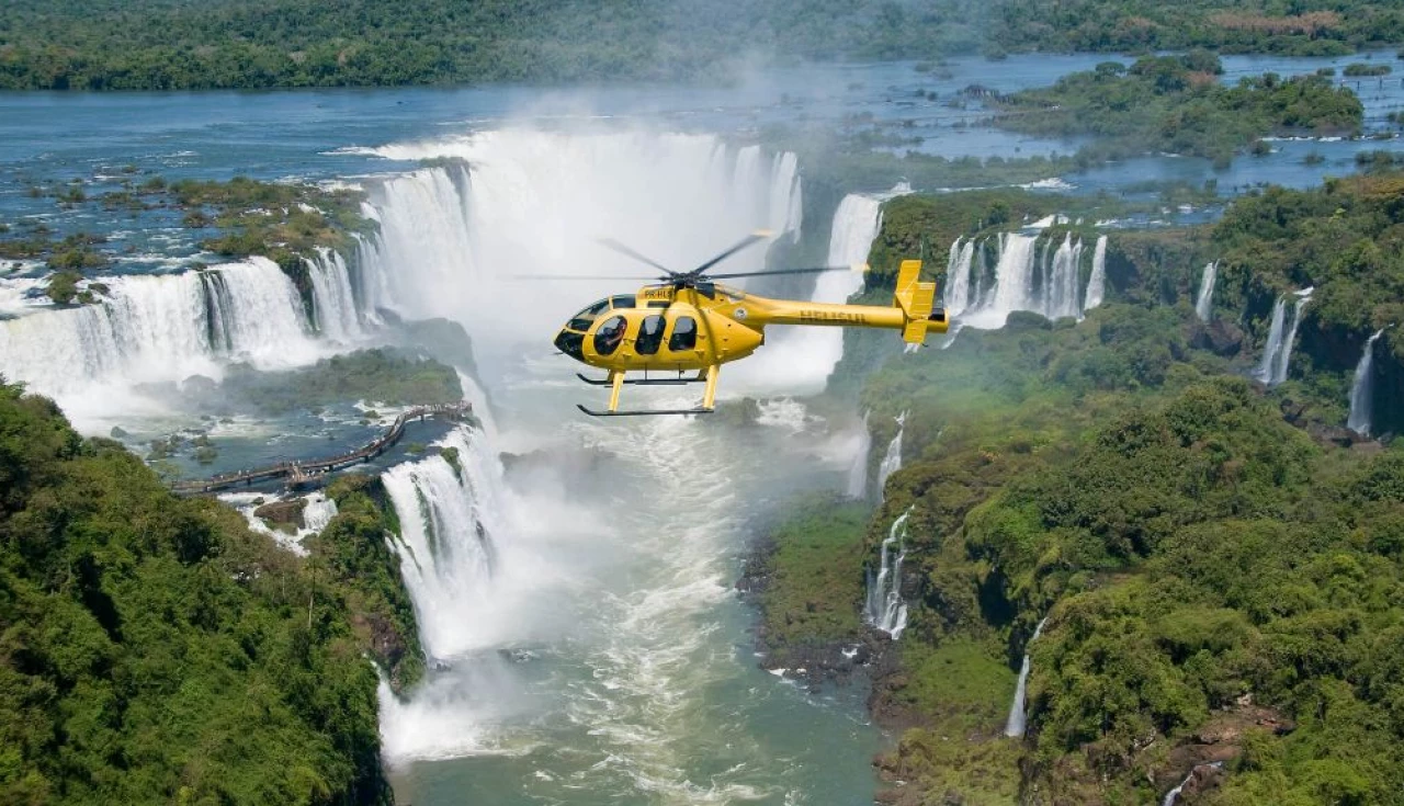 Passeio de helicóptero sobre as Cataratas