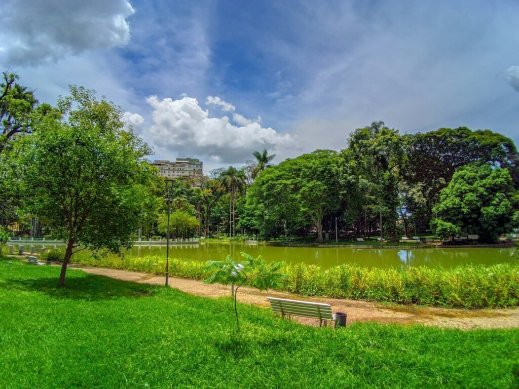 Aproveite o belo horizonte da cidade e conheça vários mirantes e parques