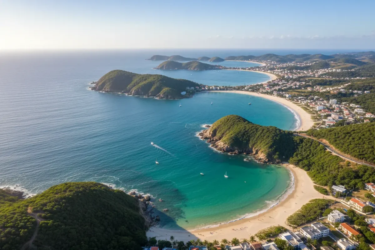 Vista aérea panorâmica de Arraial do Cabo com praias de areia branca e mar turquesa.