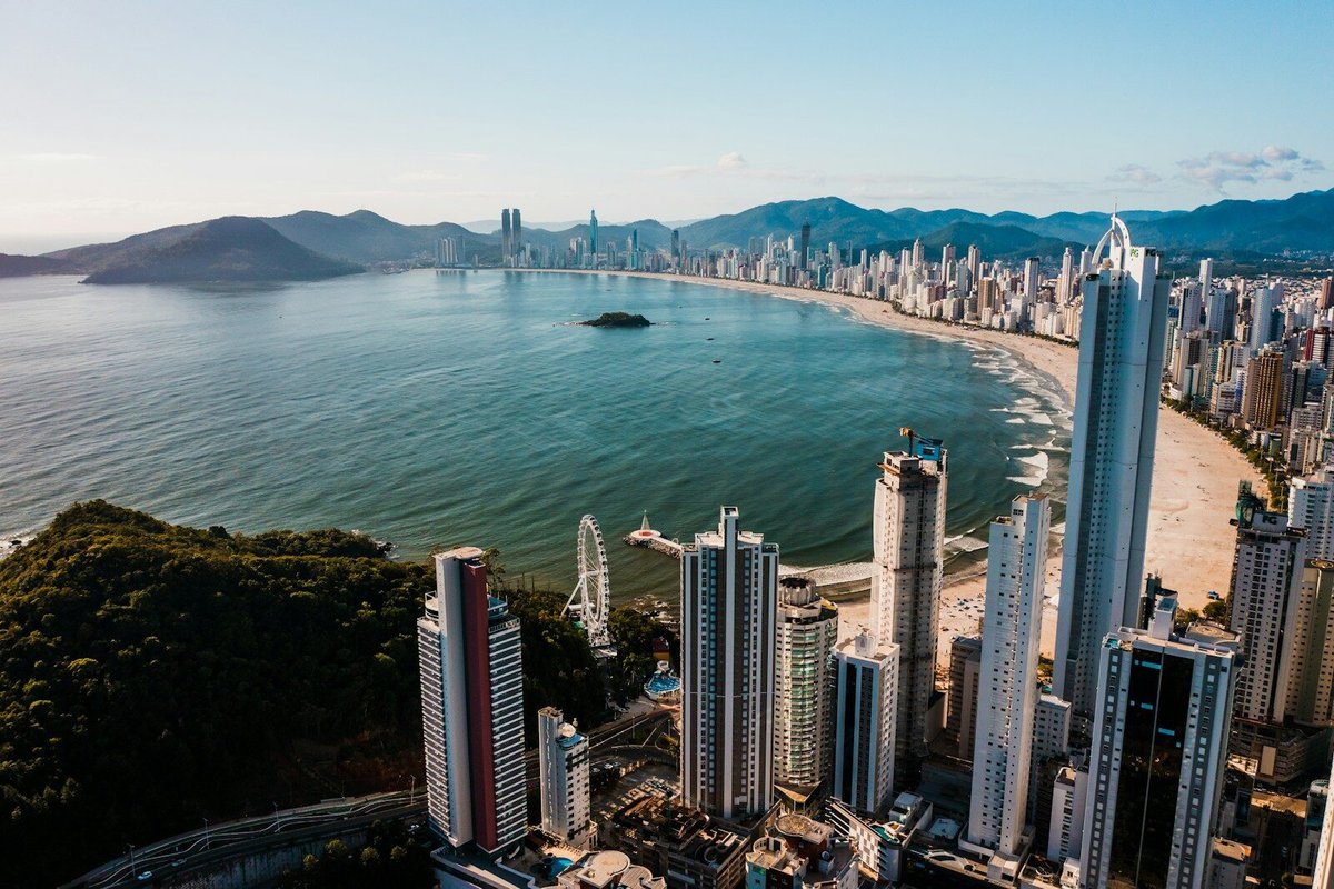 uma grande massa de água cercada por edifícios altos