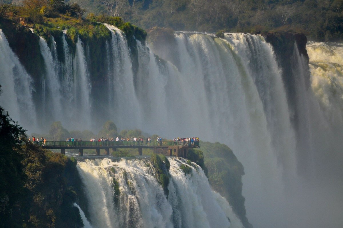 Pessoas observando uma grande cachoeira